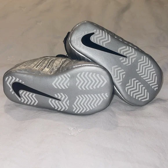 Baby Silver Nike lil posite. Size 3c - Picture 2 of 2